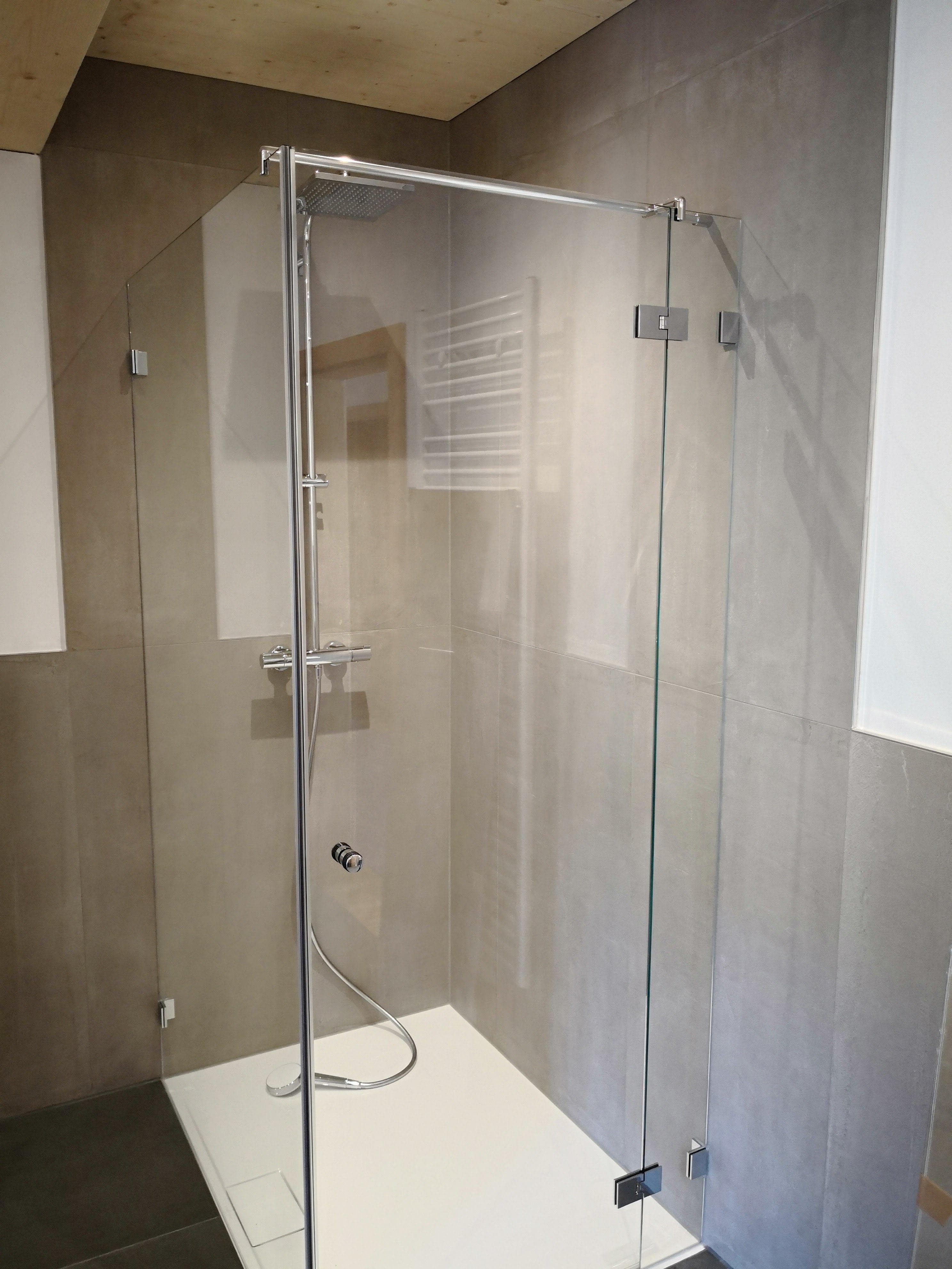 Offene Dusche mit großen grauen Fliesen in Innsbruck, ausgeführt von Hörtnagl Martin.