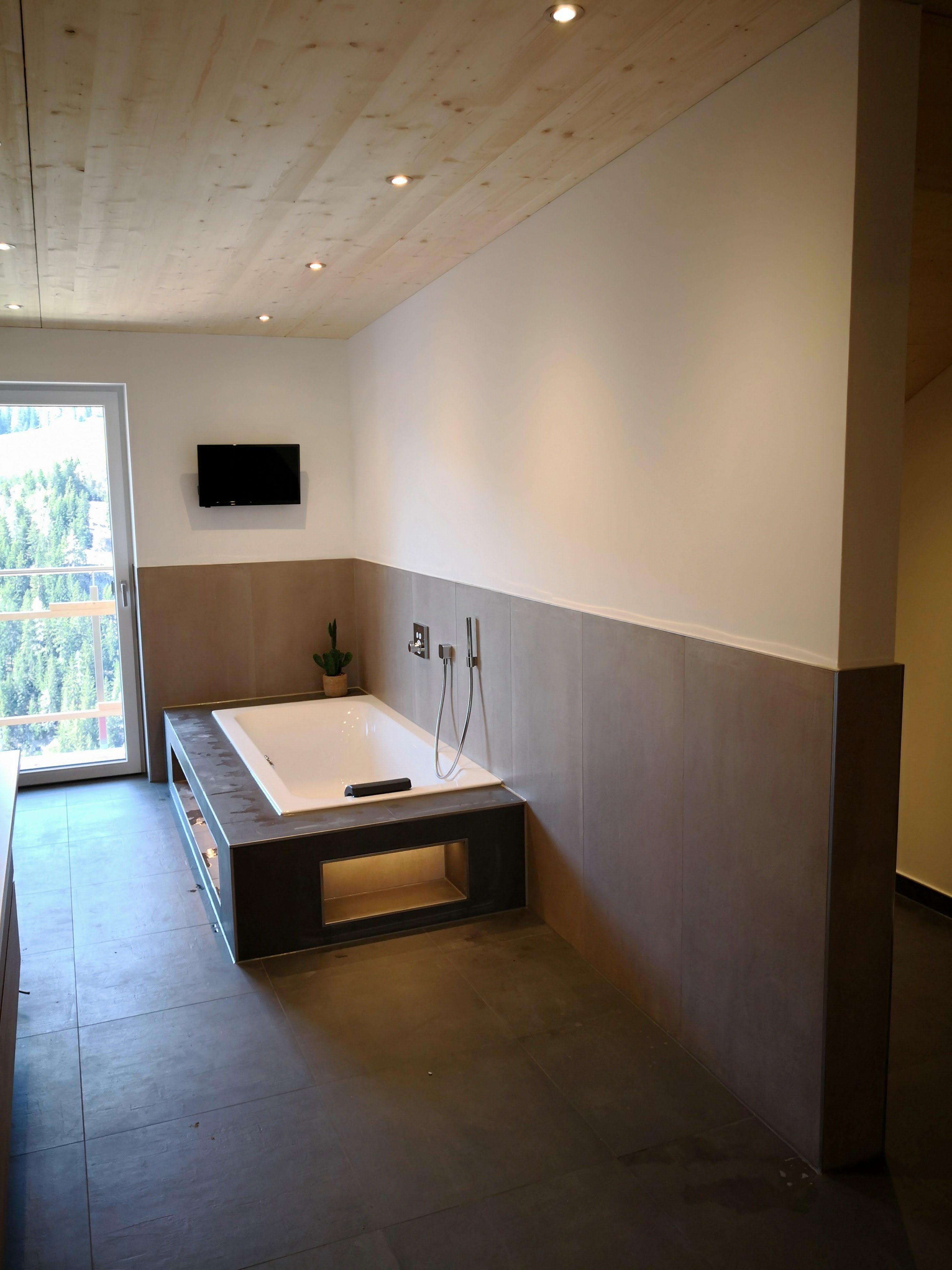 Offenes Bad in Innsbruck, fachgerecht verlegt von Hörtnagl Martin.
