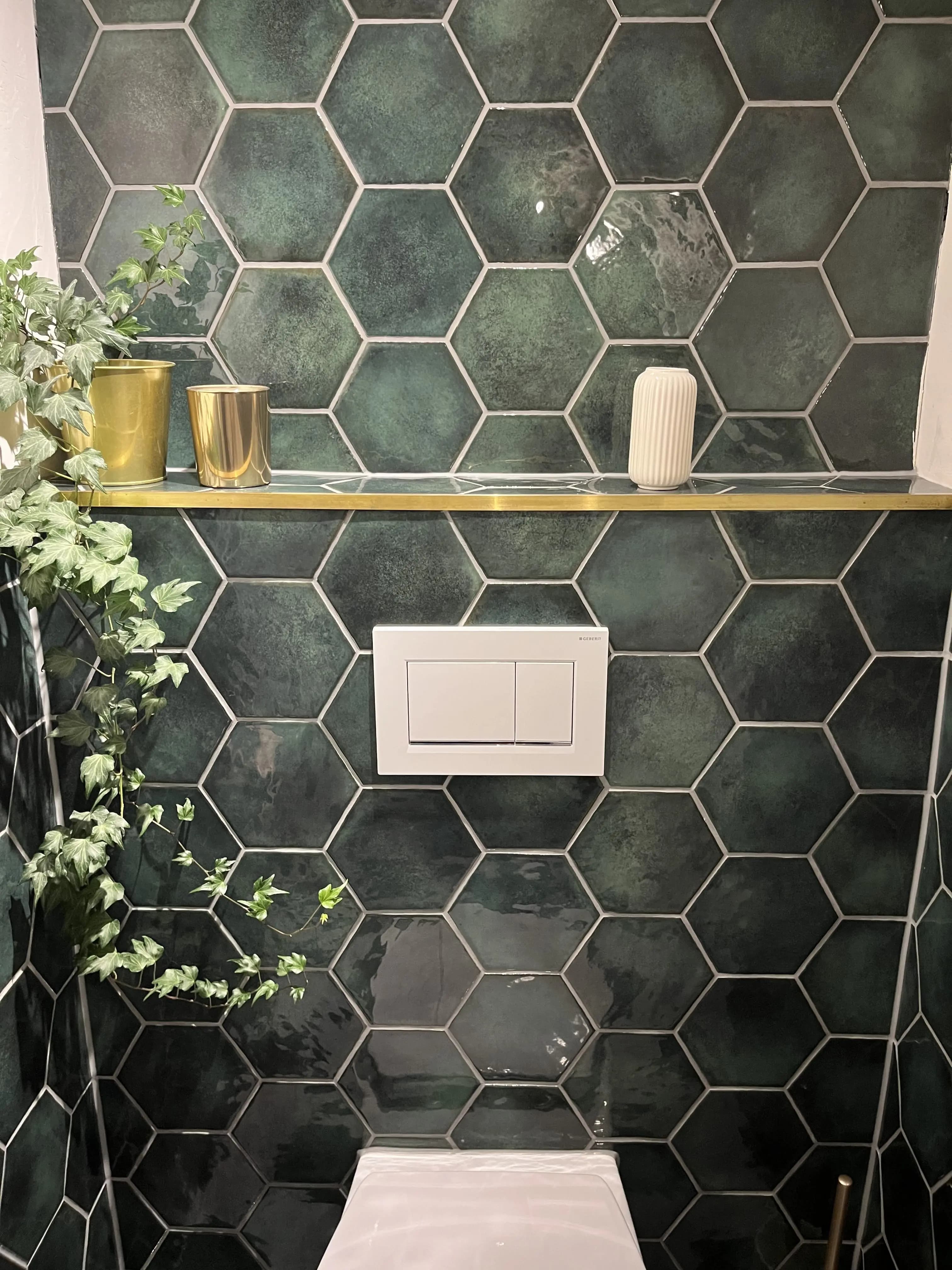 WC mit grünen wabenförmigen Fliesen in Innsbruck, präzise Fliesenverlegung durch Hörtnagl Martin.