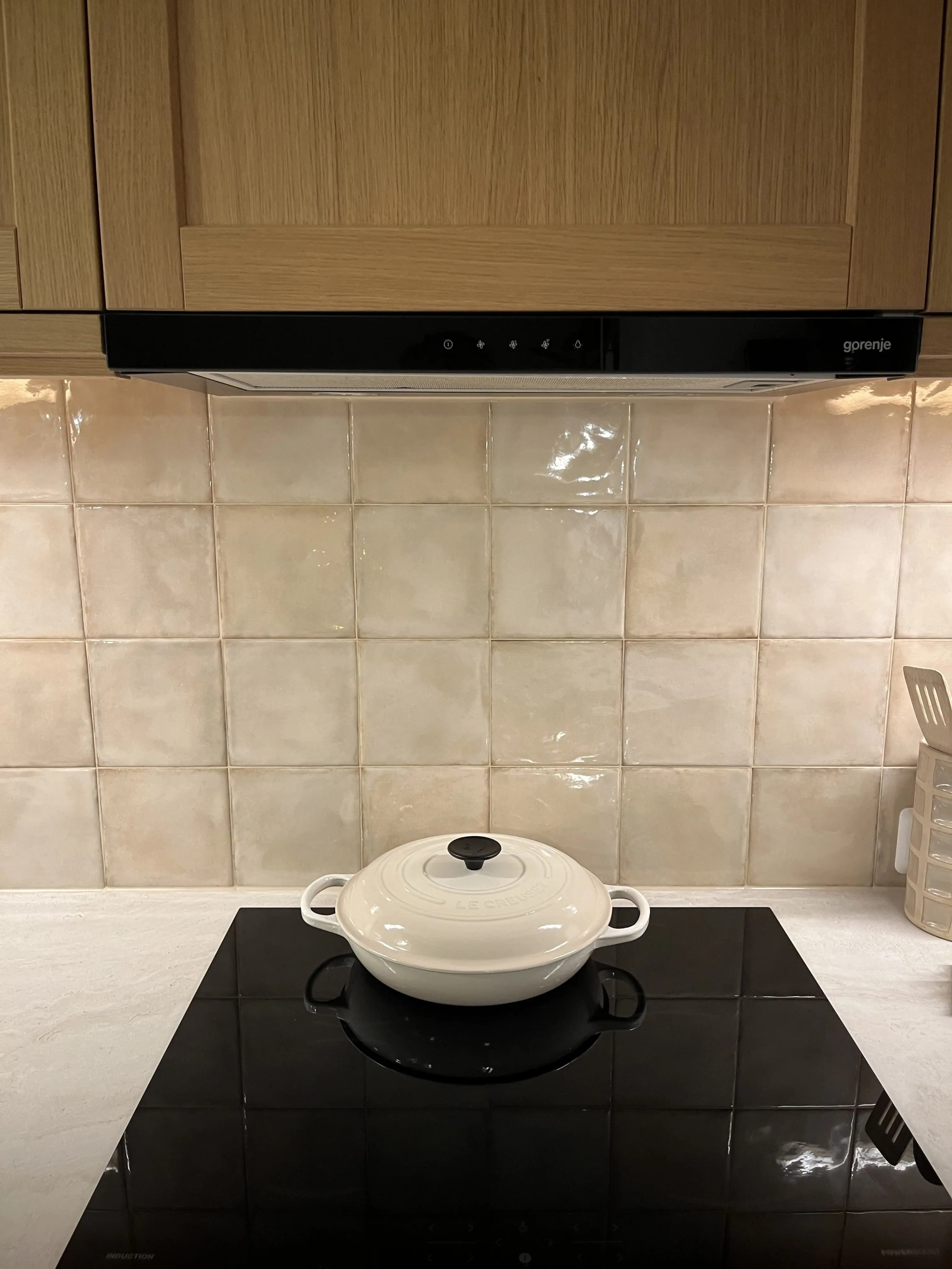 Küche mit gefliester Rückwand und Travertin-Arbeitsfläche in Innsbruck, professionelle Fliesenverlegung durch Hörtnagl Martin.