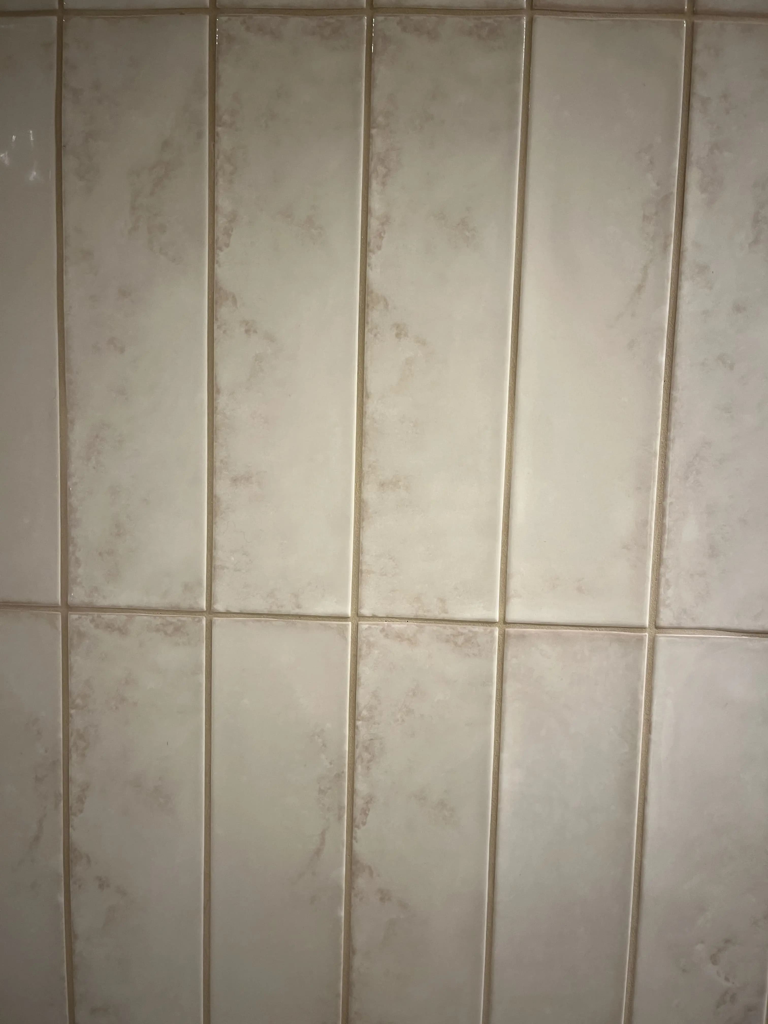 Weiße längliche Fliesen mit präziser Fugenarbeit in Innsbruck, ausgeführt von Hörtnagl Martin.